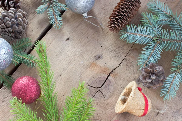 Καλά Χριστούγεννα με πευκοβελόνας δέντρο, στολίδια και κώνους σε ξύλο — Φωτογραφία Αρχείου