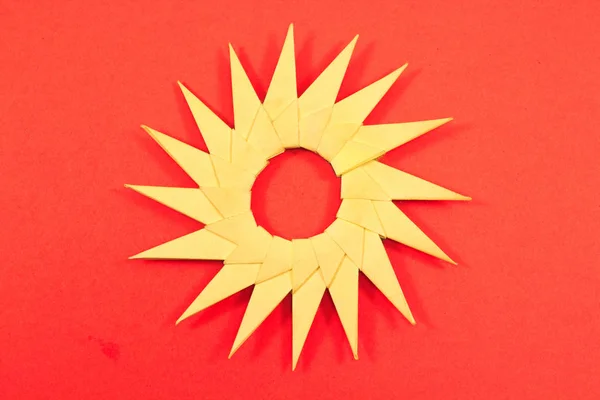 Origami sol de papel isolado no fundo vermelho — Fotografia de Stock