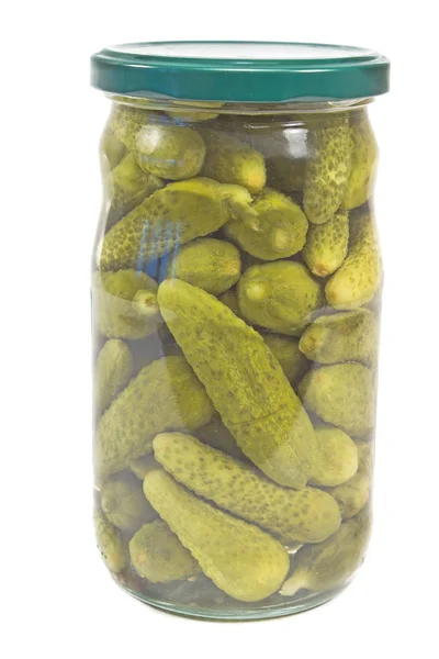 Gepekelde komkommers in glazen pot isplated op wit — Stockfoto