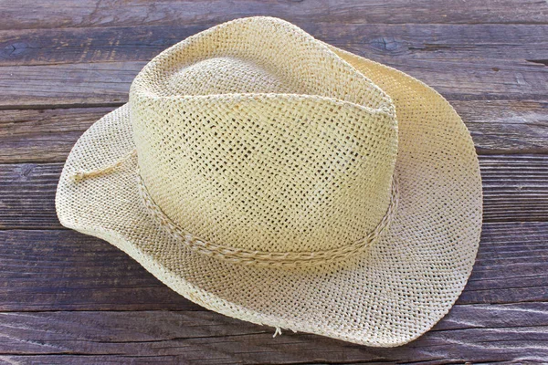 Sombrero de verano de paja sobre fondo de madera —  Fotos de Stock