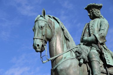Viyana 'daki Maria Theresien Platz' ın merkezinde heykel