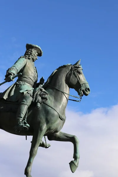 Статуя Центре Площади Марии Терезиен Вене — стоковое фото