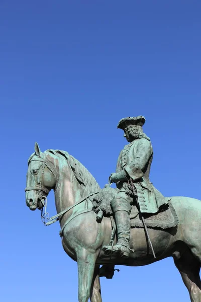 Статуя Центре Площади Марии Терезиен Вене — стоковое фото