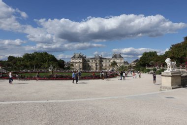 Lüksemburg bahçesi ve Paris 'teki Fransız Senatosu.