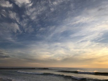 Portekiz 'in Costa da Caparica plajında gün batımı
