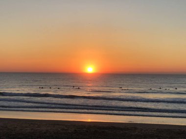 Portekiz 'in Costa da Caparica plajında gün batımı