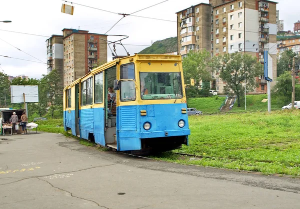 VLADIVOSTOK, RUSIA - 3 DE SEPTIEMBRE DE 2015: Tranvía serie 71-608K a las — Foto de Stock