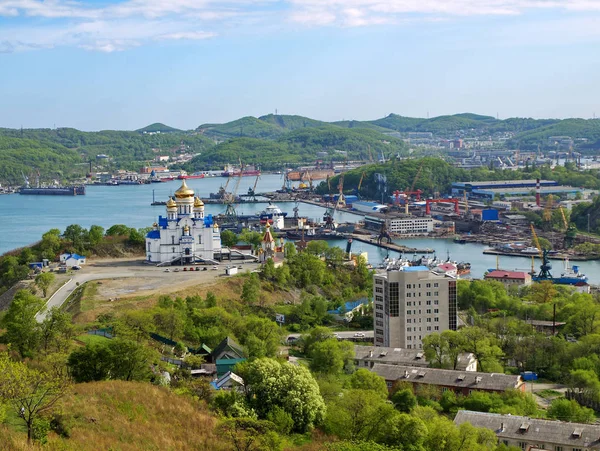 Town Nakhodka. View on Cathedral Church and bay — Stock Photo, Image