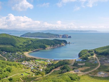 Bay Nakhodka ve ada Lisiy görünümünü