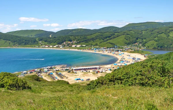 Zelte und Hütten zum Ausruhen am Ufer der blauen Bucht — Stockfoto