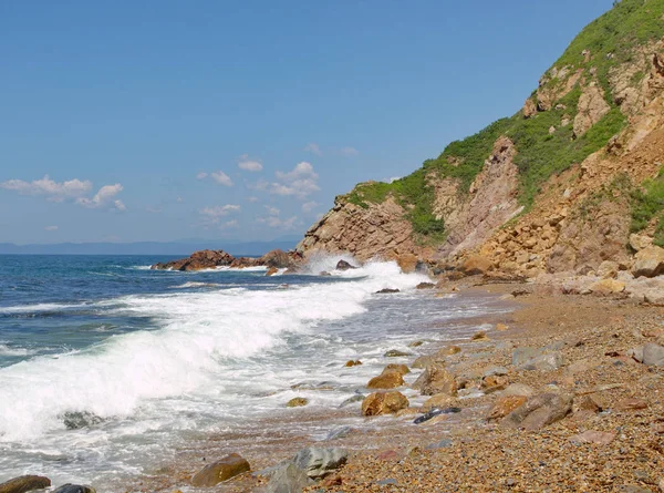 Roca y piedras en el agua en la costa del mar japonés — Foto de Stock