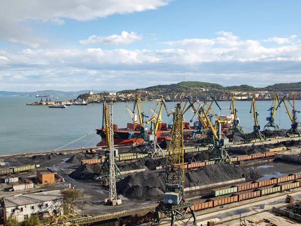 Coal loading on a vessel — Stock Photo, Image