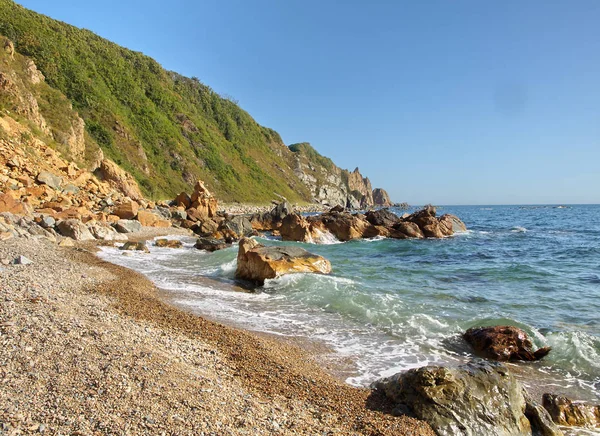 Roca y piedras en el agua en la costa del mar japonés — Foto de Stock