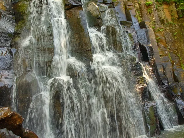 Водопад Нежинный. Фрагмент — стоковое фото