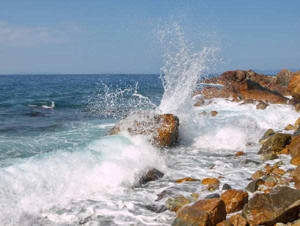 Tengeri surf. Osztja a hullámok ellen, a tengerre rocks — Stock Fotó