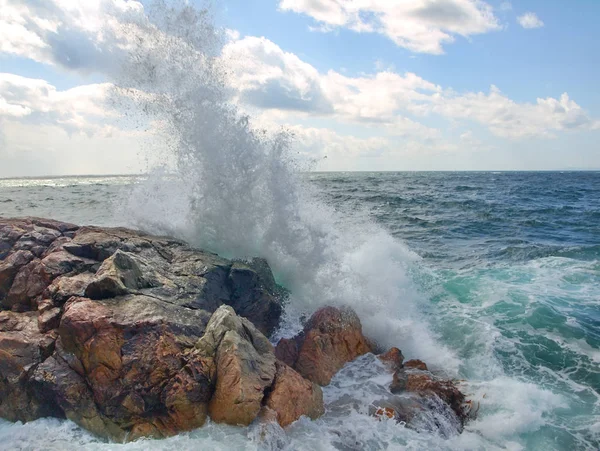 Surf marino. Divide las olas contra las rocas del mar — Foto de Stock