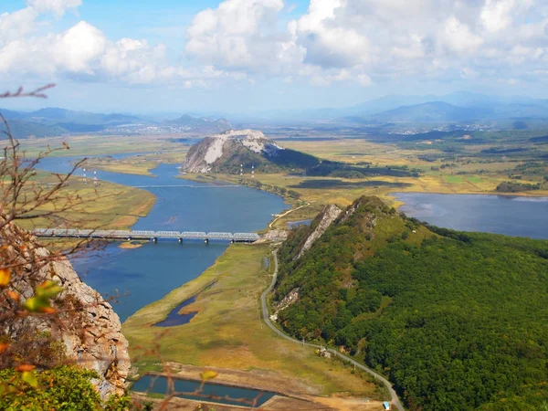 Pohled na údolí řeky Partizanskaja a mount bratra, podzim Royalty Free Stock Obrázky