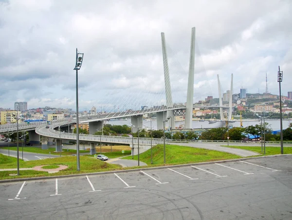 Guyed bridge in the Vladivostok over the Golden Horn bay — Stock Photo, Image