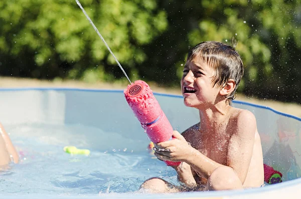 Felicidad de verano en la piscina —  Fotos de Stock
