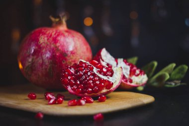 Masadaki metal bardakta olgun nar.