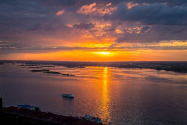 Volga nehri üzerinde altın gün batımı, Nizhny Novgorod, Rusya
