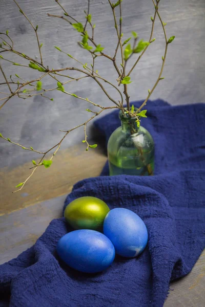 Великодні Яйця Весняними Гілками Сірому Фоні — стокове фото