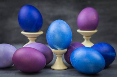 Paskalya yumurtaları ahşap standları