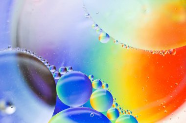 Soyut arkaplan, su üzerindeki yağ damlaları, baloncuklar, uzay fantezisi, renk eğrisi, su yüzeyindeki renkli yağ halkaları, gökkuşağı
