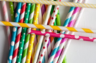 plastik renkli içme çöp yığını.