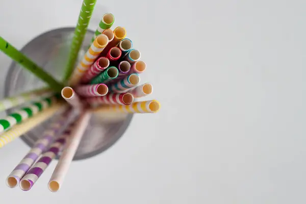 Tubos coloridos engraçados para coquetéis em vidro — Fotografia de Stock