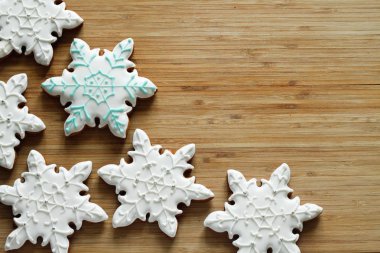 Ahşap parlak arka plan üzerinde beyaz sır'da tanımlama bilgilerini