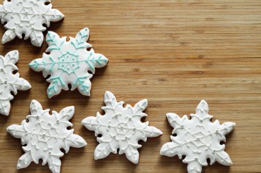 Ahşap parlak arka plan üzerinde beyaz sır'da tanımlama bilgilerini