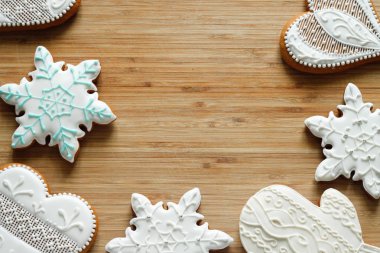 Ahşap parlak arka plan üzerinde beyaz sır'da tanımlama bilgilerini