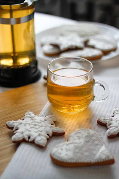A cup of tea on the tablecloth with white gingerbread — Stock Photo, Image