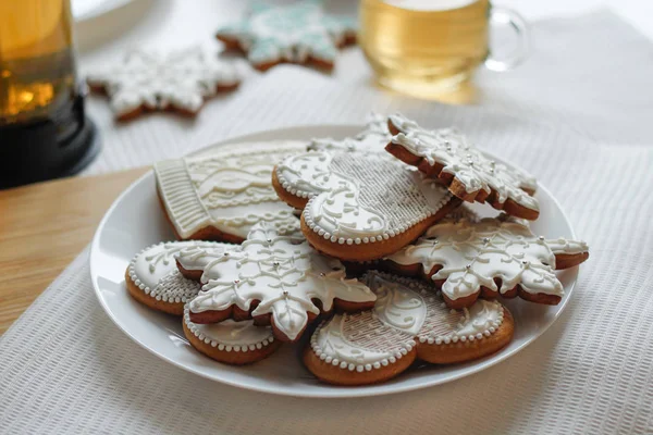 White Gingerbread Shape Heart Pink Plate Valentine Day — Stock Photo, Image