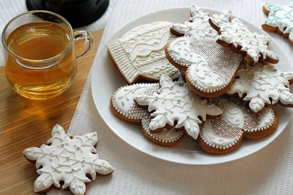 Cup Green Tea White Tablecloth Sweet Gingerbread — Stock Photo, Image