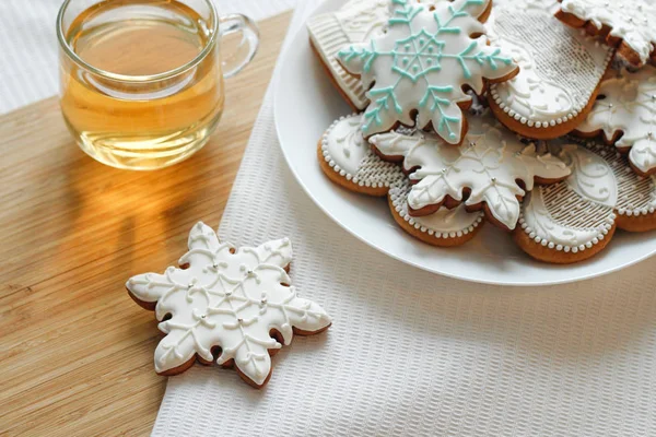 Cup Green Tea White Tablecloth Sweet Gingerbread — Stock Photo, Image