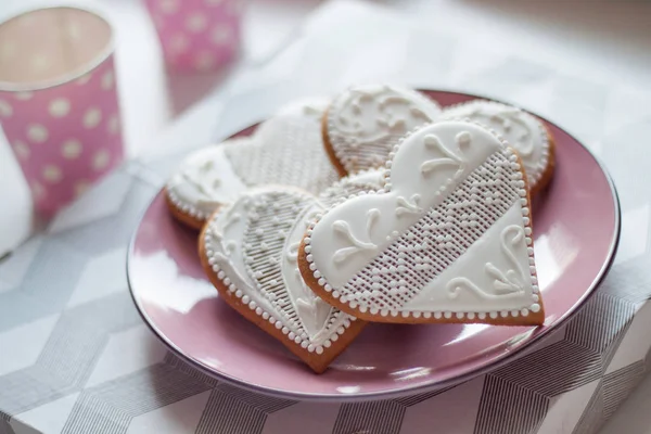 Sevgililer günü beyaz masa için pembe bir tepside kurabiye