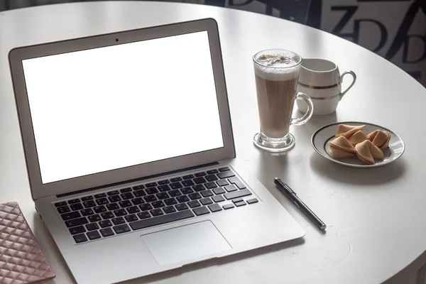 Local Trabalho Uma Mulher Com Laptop Uma Xícara Café Fotos De Bancos De Imagens