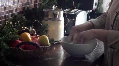 Kadın aşçı kurabiye için hamur yoğurur.