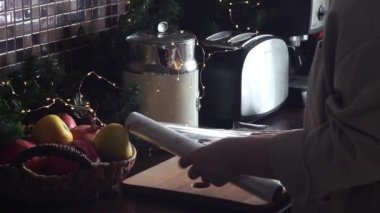 Zencefilli kurabiyelerin plastik ambalajla paketlenmesi..