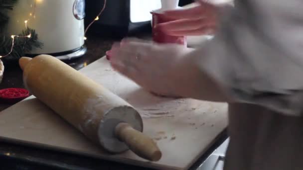 Rulla ut degen med en valspinne. Beredning av ingefära cookies. — Stockvideo