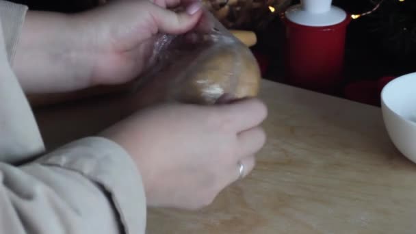 Le déballage de la pâte pour biscuits au pain d'épice dans une pellicule plastique . — Video