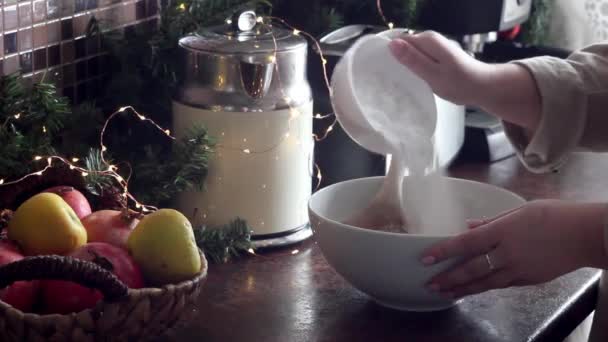 Жіночий кухар додає цукор до борошна — стокове відео