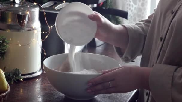 A női szakács cukrot ad a liszthez. — Stock videók