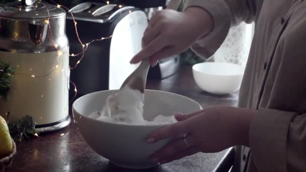 A woman got a hair in the flour when cooking — 图库视频影像