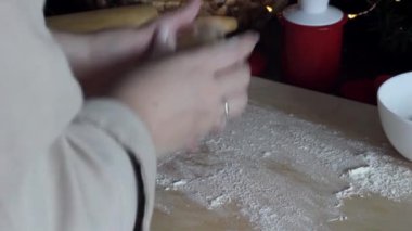 Mangırı merdaneyle açıyorum. Zencefilli kurabiye hazırlama.