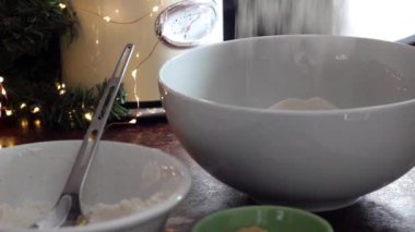 Kadın fırıncı kadın için un seçiyor fırın için un seçiyor.