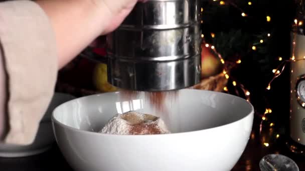 Kobieta przesiewa mąkę dla piekarek przesiewa mąkę do pieczenia — Wideo stockowe