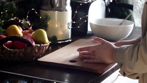 Жінка вирізає масло для тіста — стокове відео